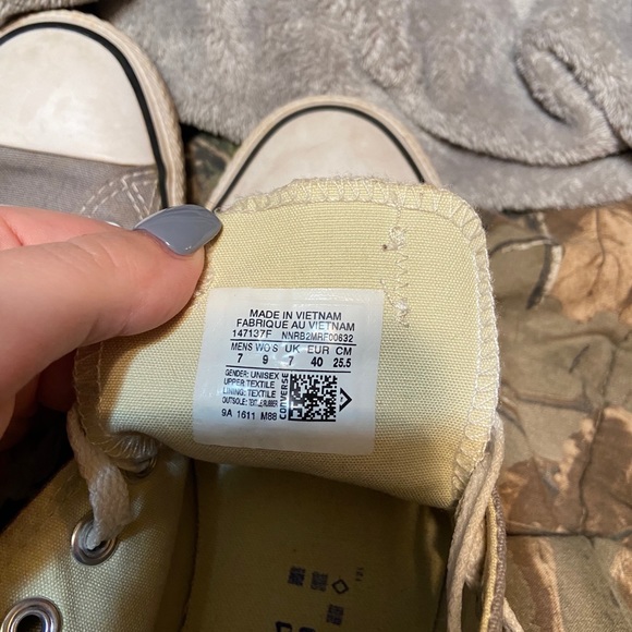 Converse - Picture 2 of 2